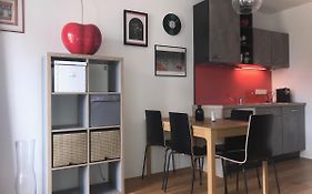 Red Flower Apartment With Pool - 5 Min To Lake